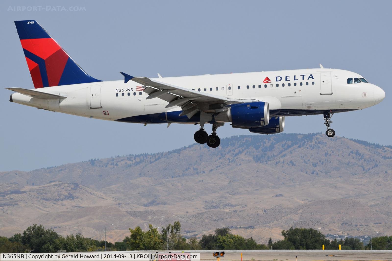 N365NB, 2003 Airbus A319-114 C/N 2013, On final for RWY 10L.