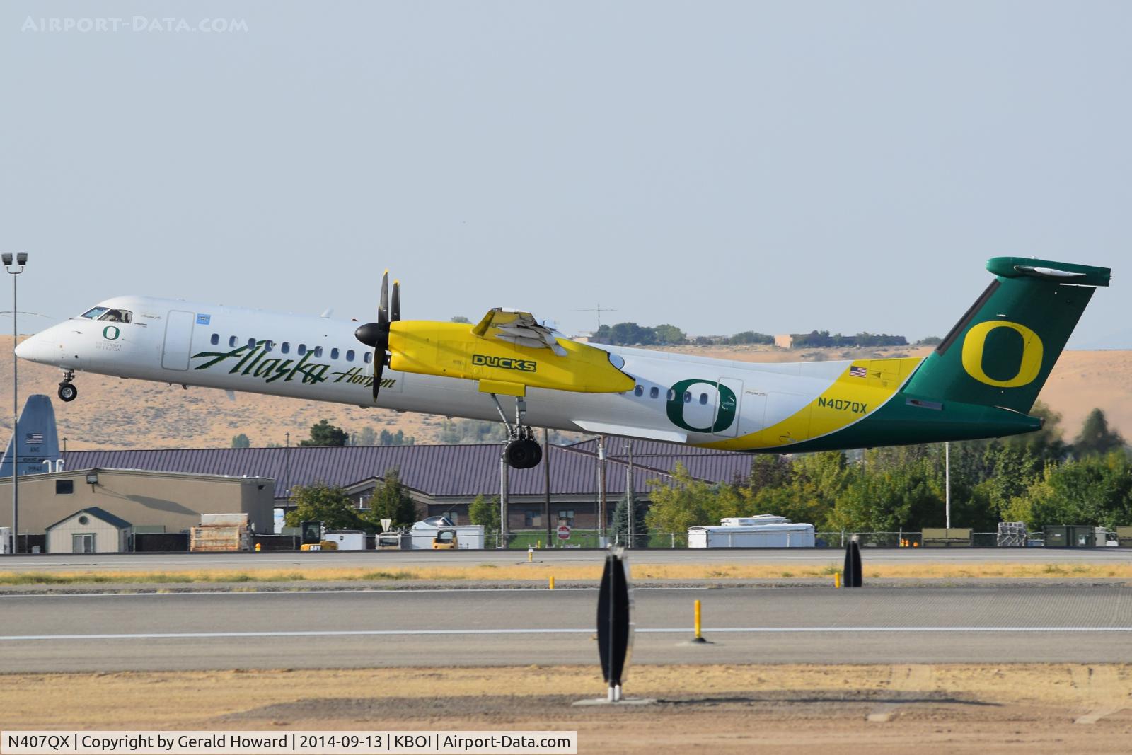 N407QX, 2001 Bombardier DHC-8-402 Dash 8 C/N 4049, Oregon Ducks