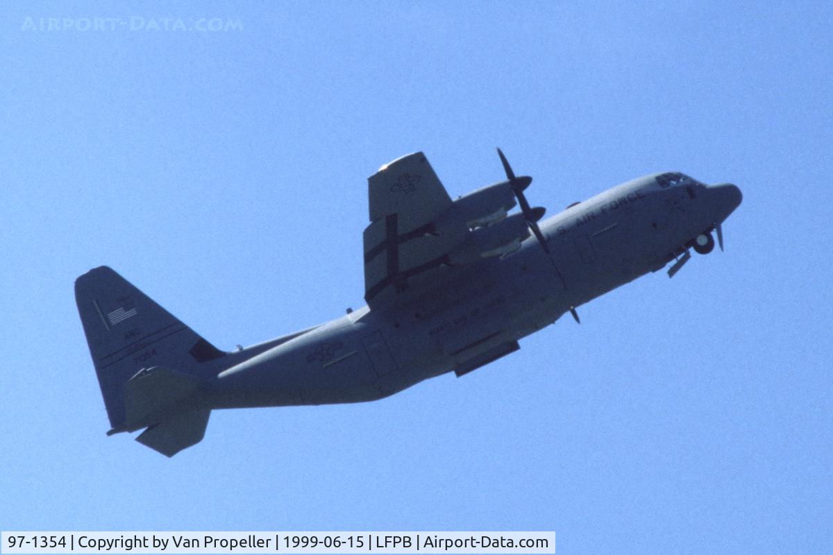 97-1354, Lockheed C-130J Hercules C/N 382-5472, Lockheed C-130J Hercules of the Maryland Air National Guard taking off from Le Bourget, 1999. 135 AG, 175 WG