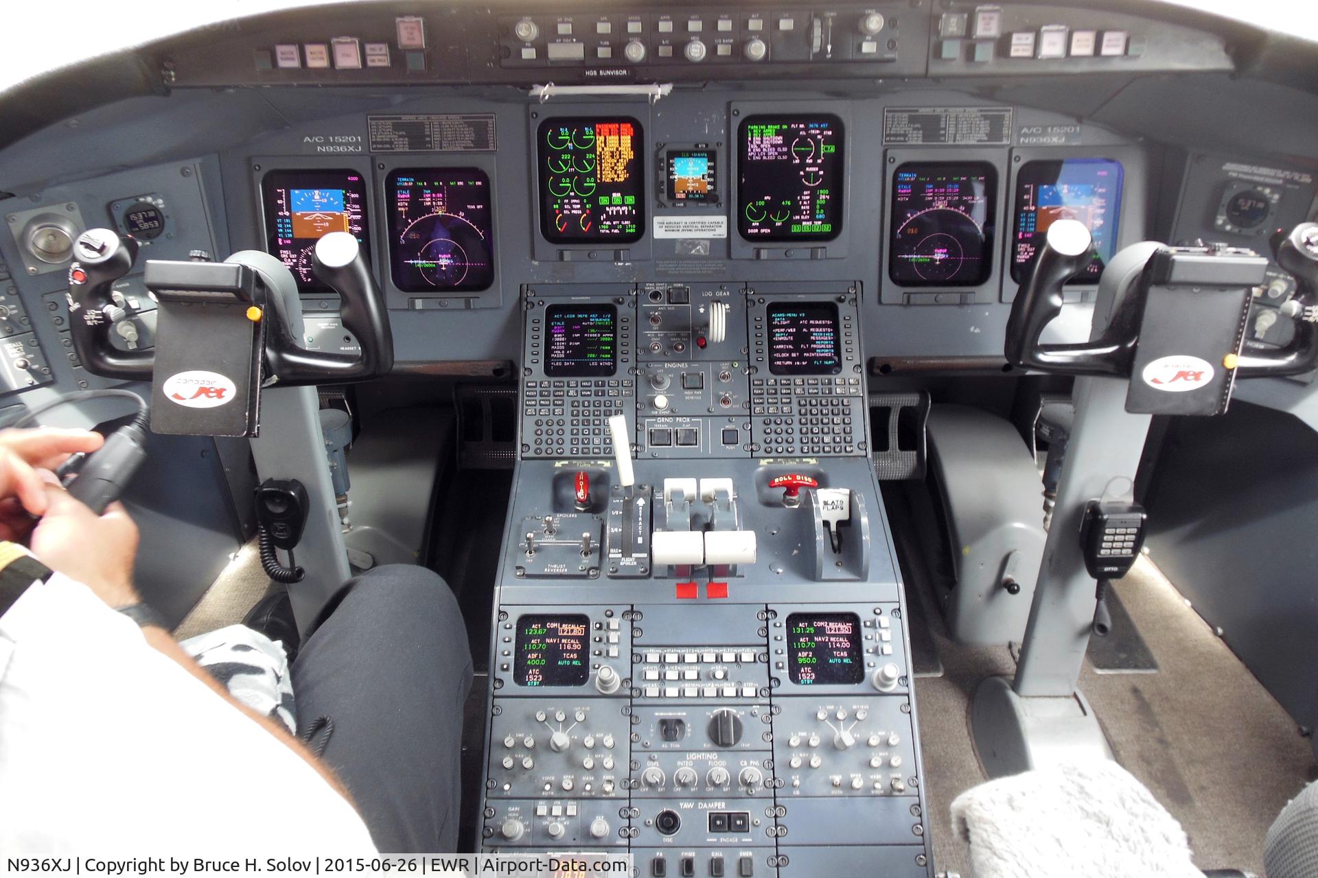 N936XJ, 2008 Bombardier CRJ-900ER (CL-600-2D24) C/N 15201, flight deck