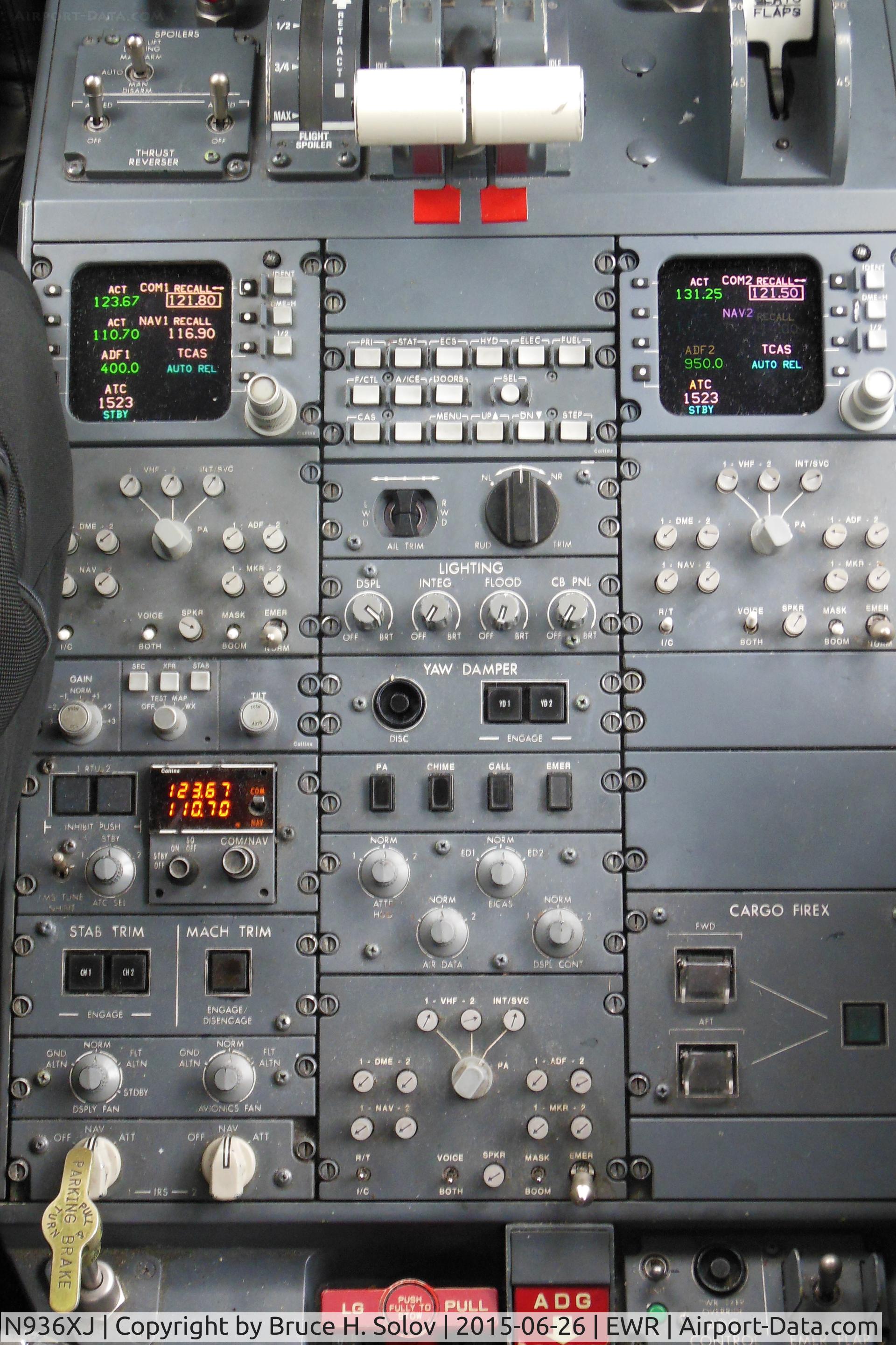 N936XJ, 2008 Bombardier CRJ-900ER (CL-600-2D24) C/N 15201, throttle pedestal