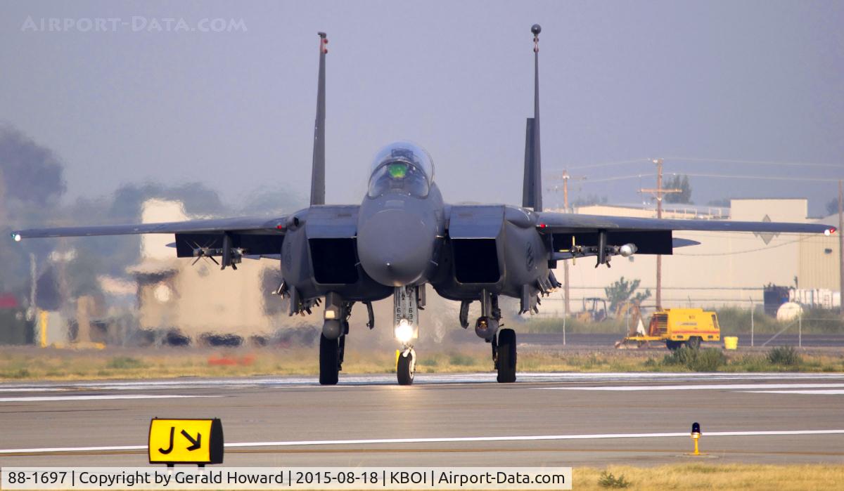 88-1697, 1988 McDonnell Douglas F-15E Strike Eagle C/N 1106/E081, Taxing onto RWY 10R.389th Fighter Sq., 366th Fighter Wing, 