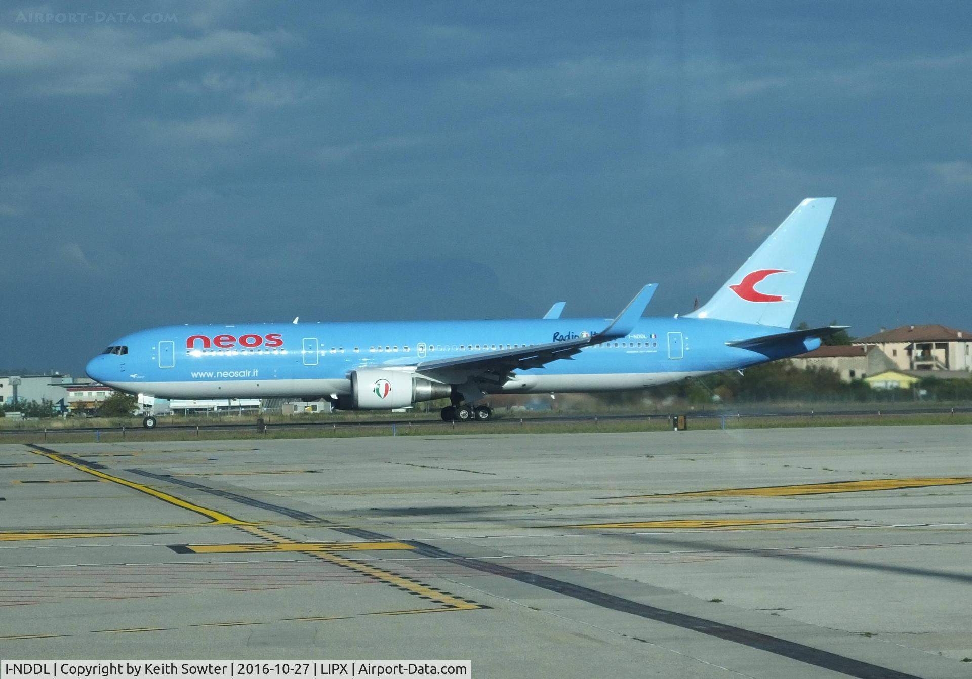 I-NDDL, 1995 Boeing 767-324 C/N 27568, Start of take-off run