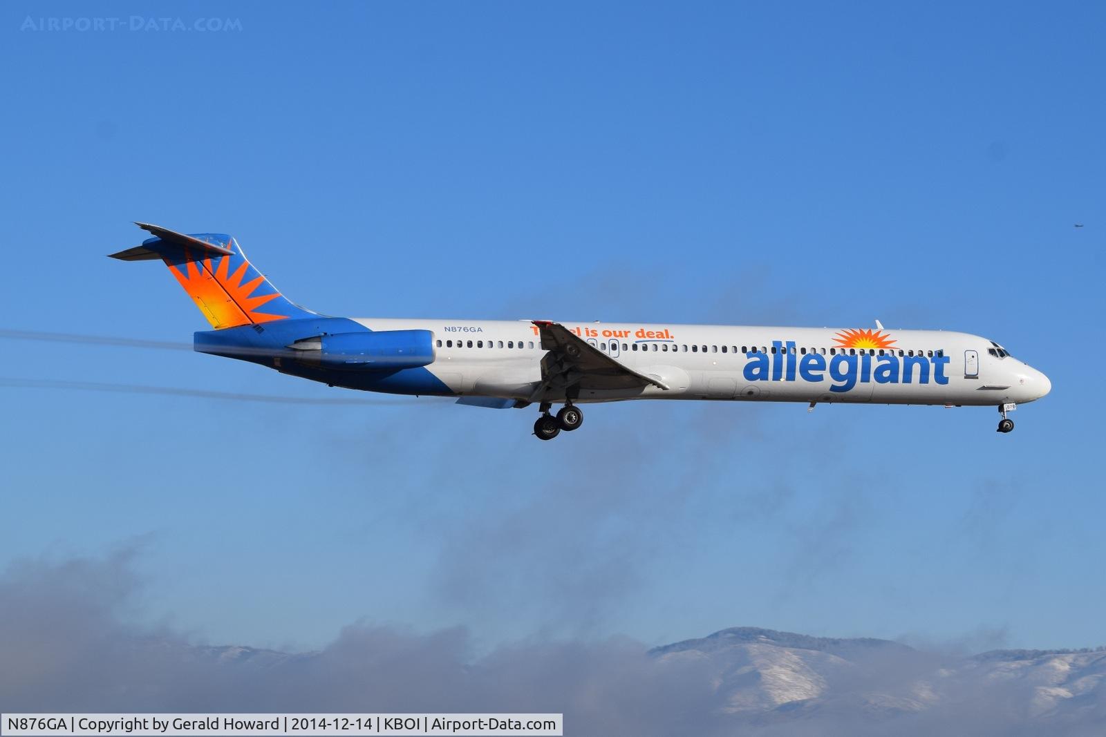 N876GA, 1995 McDonnell Douglas MD-83 (DC-9-83) C/N 53469, Landing RWY 10L