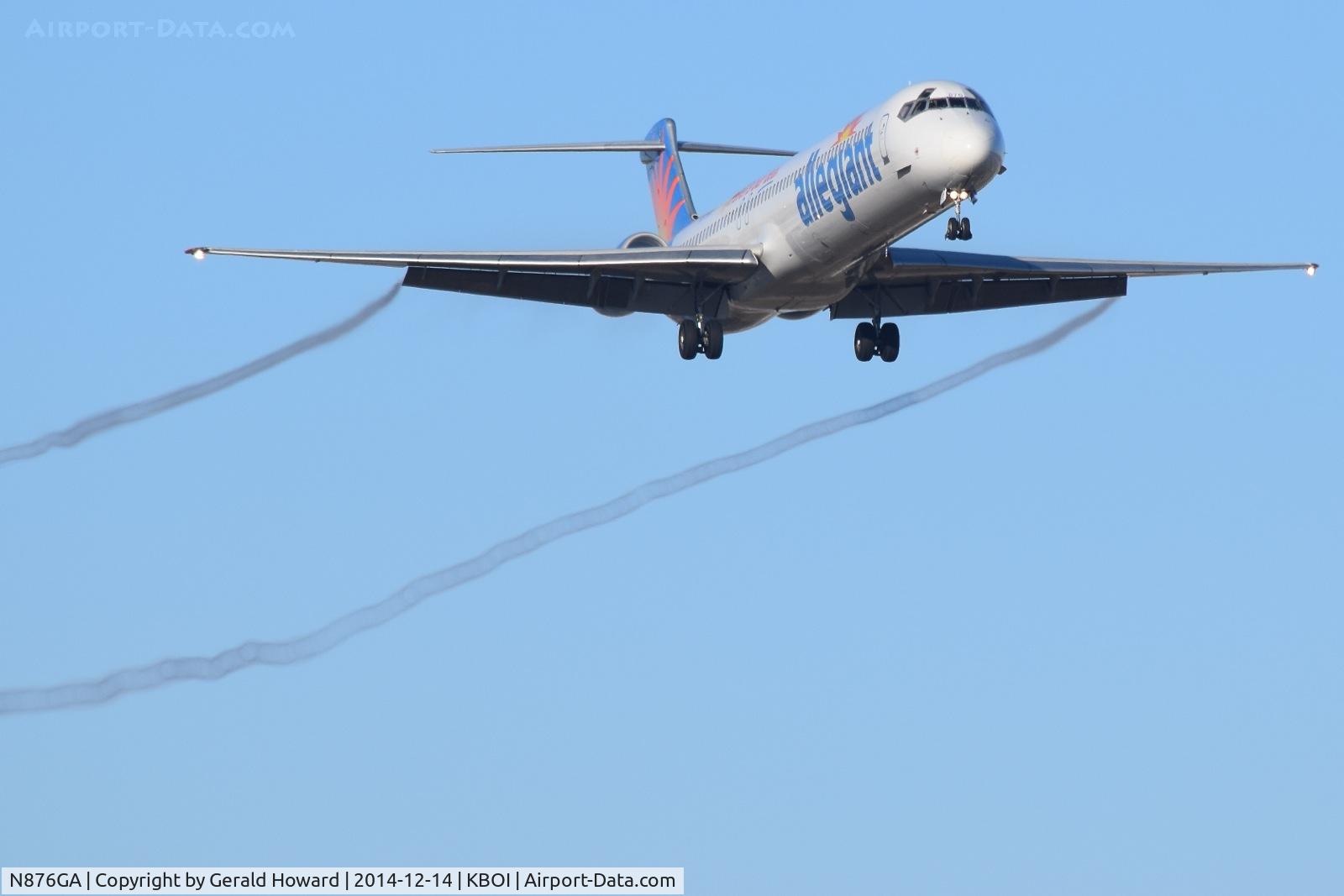 N876GA, 1995 McDonnell Douglas MD-83 (DC-9-83) C/N 53469, A little moisture & cold = vapor trails.