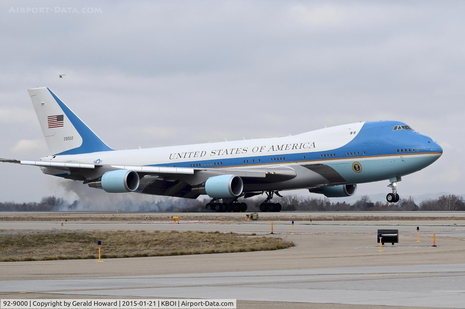 92-9000, 1987 Boeing VC-25A (747-2G4B) C/N 23825, Landing RWY 10R. A little tire smoke.