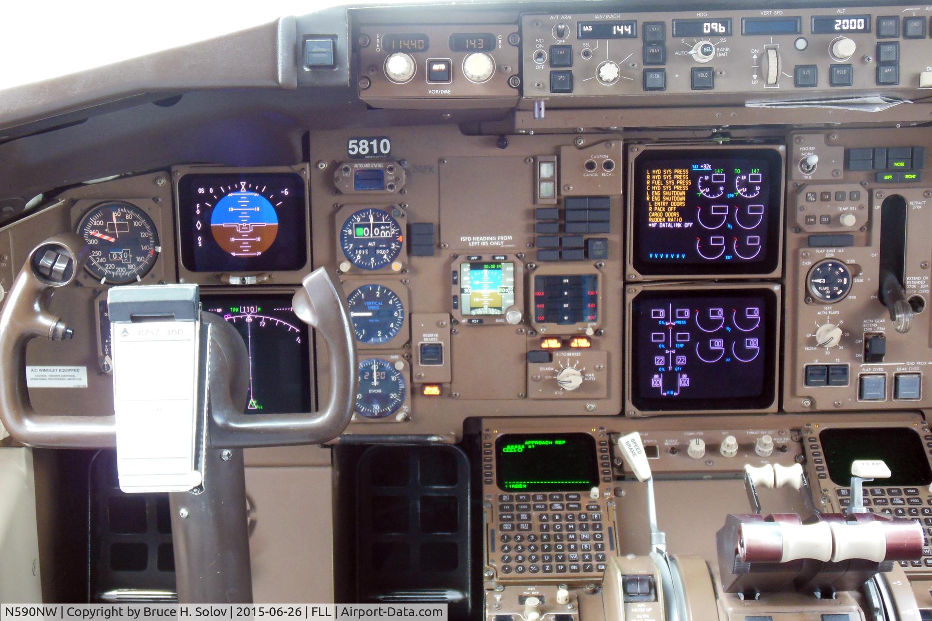 N590NW, 2003 Boeing 757-351 C/N 32990, flight deck