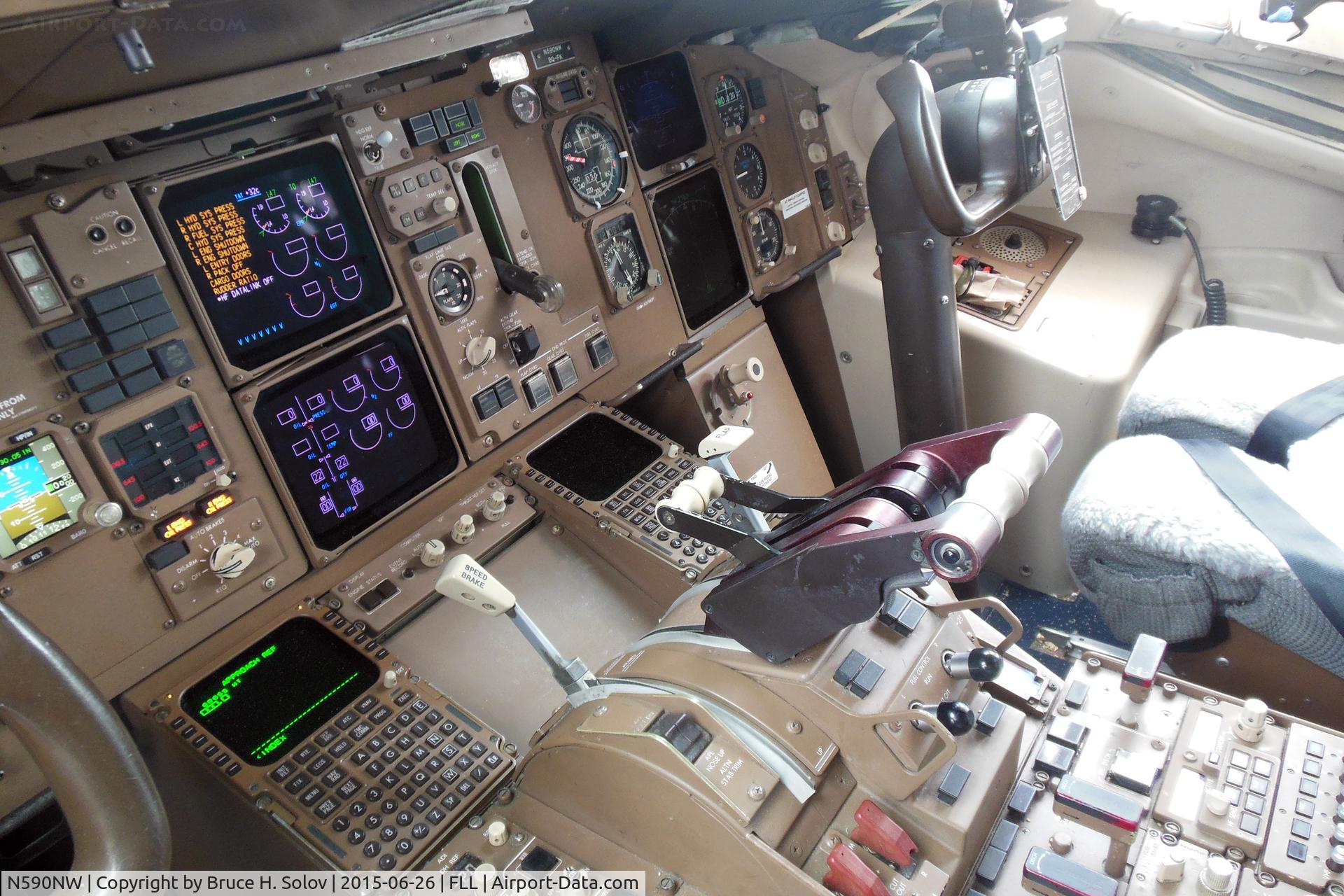 N590NW, 2003 Boeing 757-351 C/N 32990, flight deck