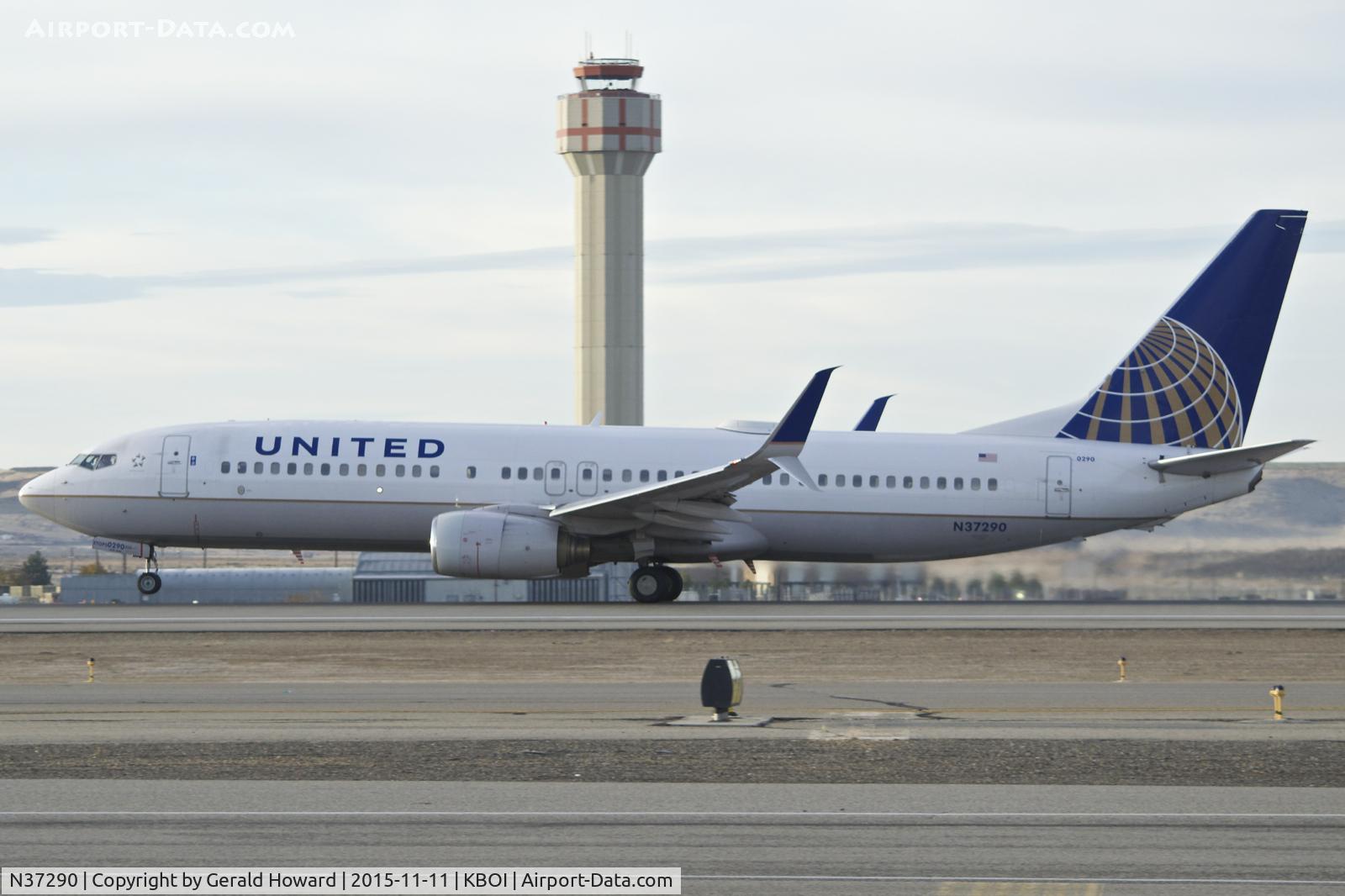 N37290, 2004 Boeing 737-824 C/N 31601, Take off roll on RWY 10L.