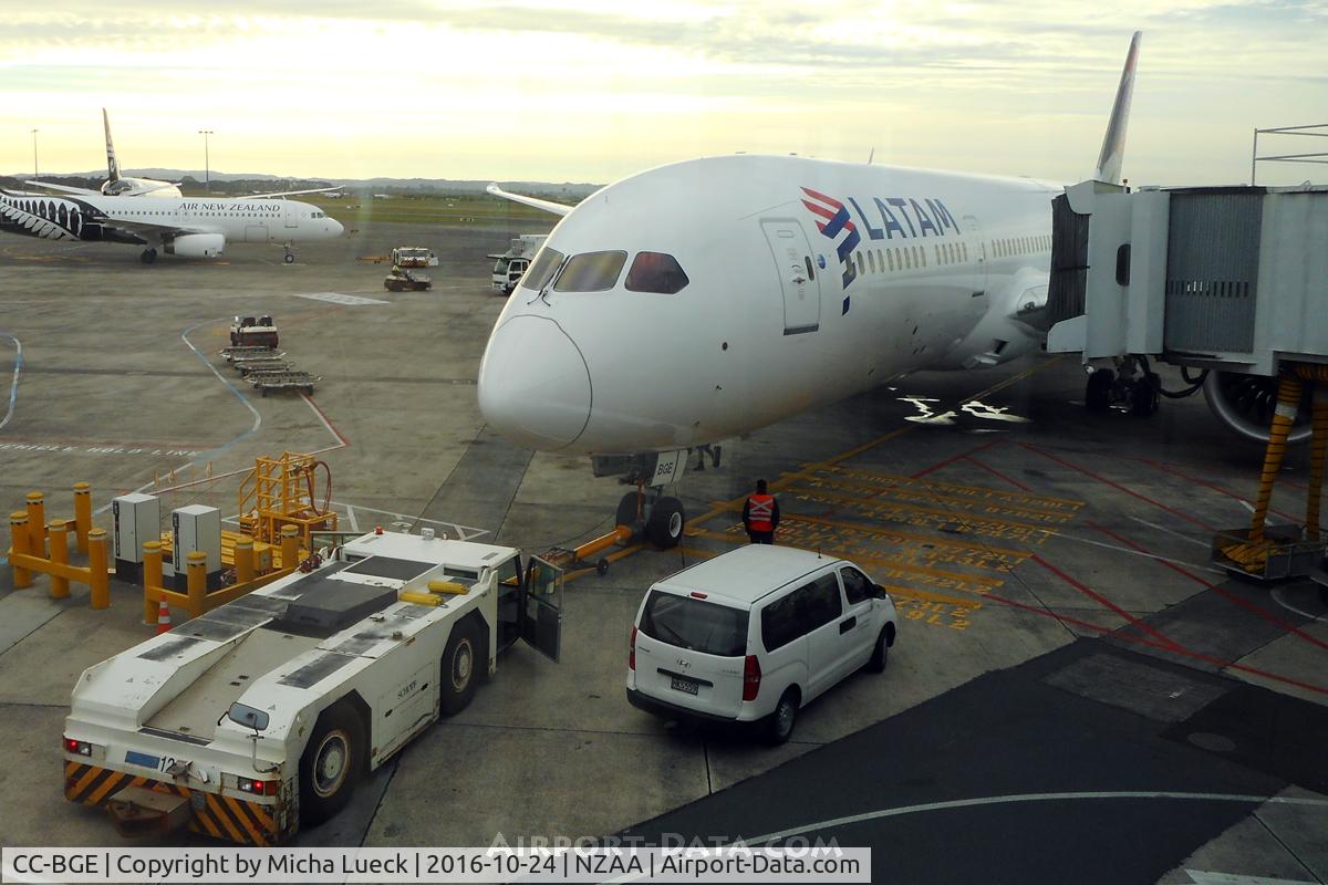 CC-BGE, 2015 Boeing 787-9 Dreamliner C/N 38478, Seconds before push-back