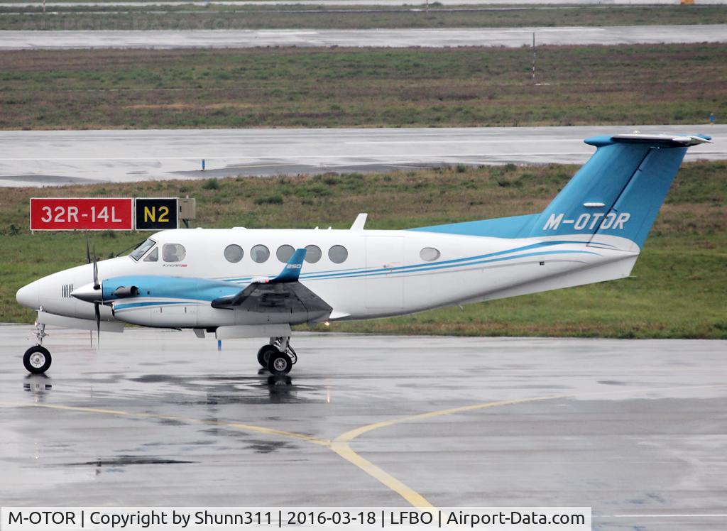 M-OTOR, 2014 Hawker Beechcraft B200GT King Air King Air C/N BY-200, Taxiing to the General Aviation area...
