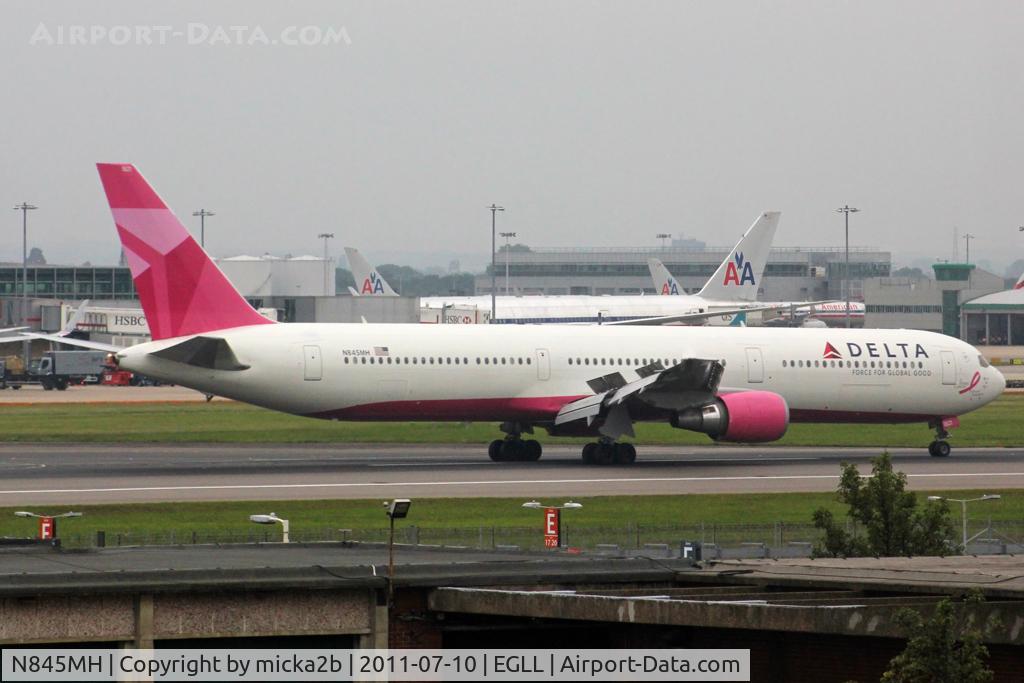 N845MH, 2002 Boeing 767-432/ER C/N 29719, Landing