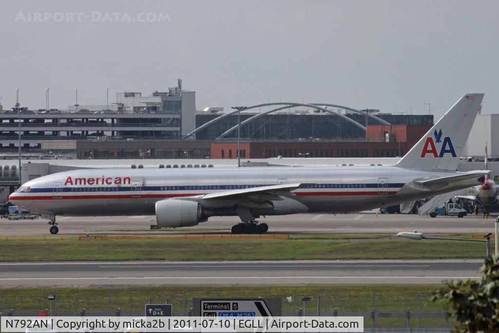 N792AN, 2000 Boeing 777-223 C/N 30253, Taxiing