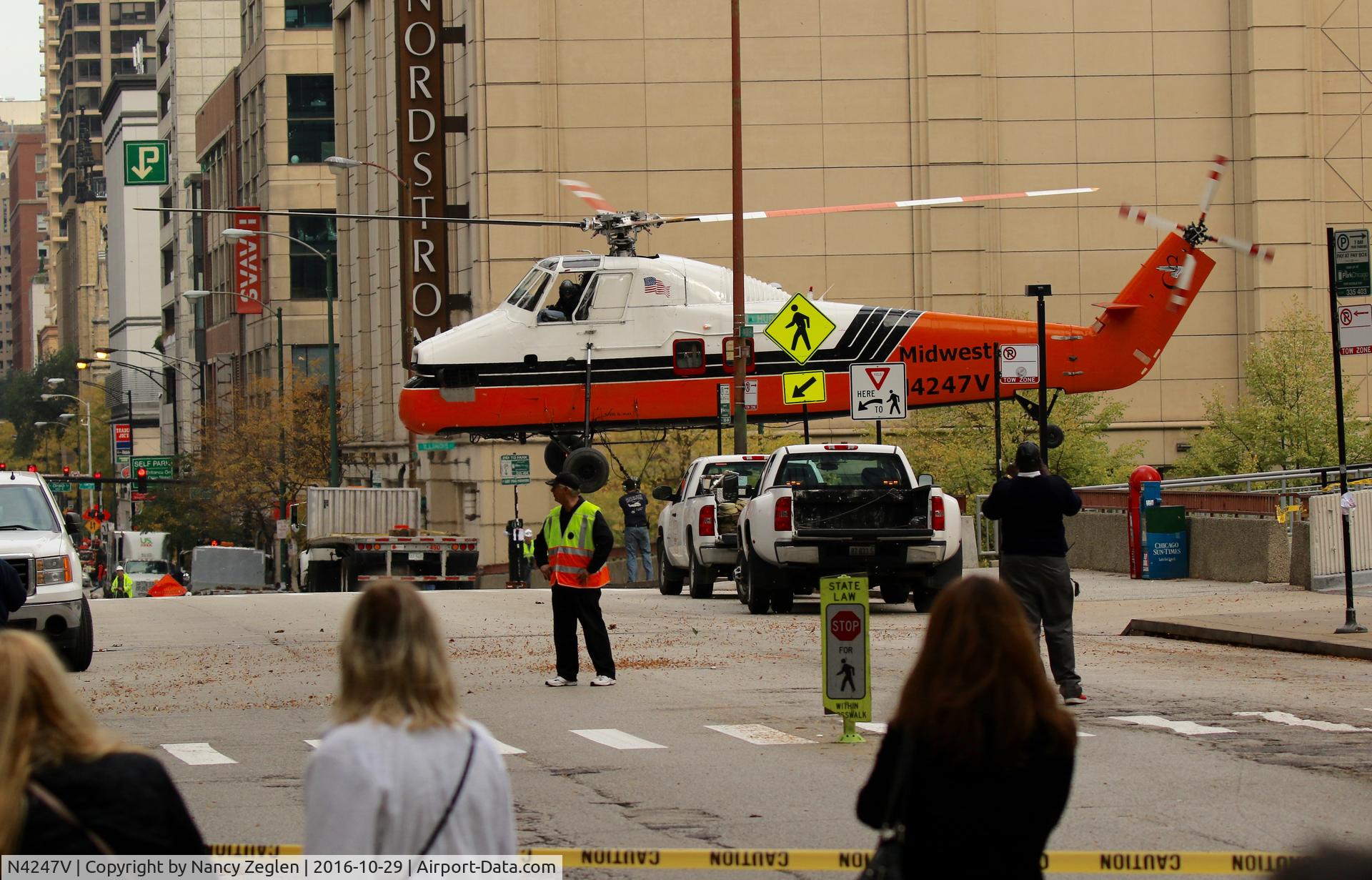 N4247V, Sikorsky S-58JT C/N 58-1547, Removing the lifting strap after rooftop delivery of A/C chillers, downtown Chicago