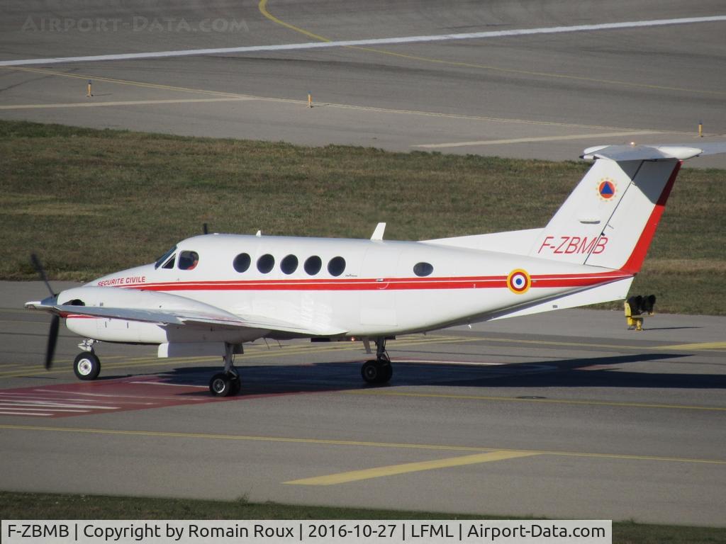 F-ZBMB, 1990 Beech 200 Super King Air C/N BB-1379, Taxiing