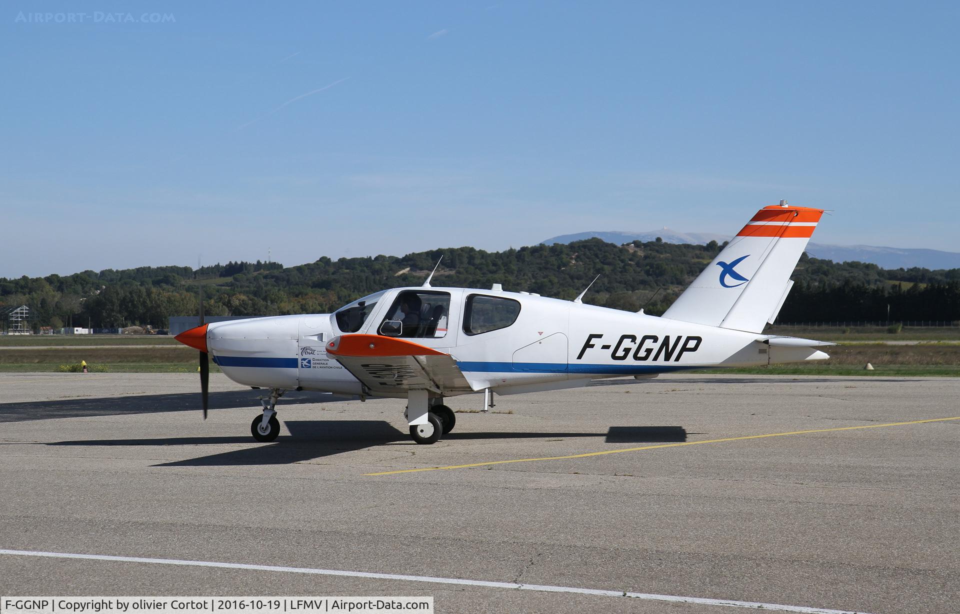 F-GGNP, Socata TB-20 C/N 1264, taxiing at Avignon airport