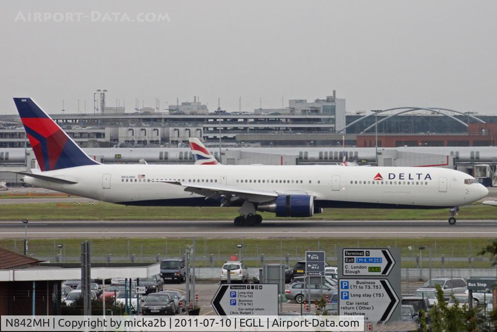 N842MH, 2001 Boeing 767-432/ER C/N 29715, Landing