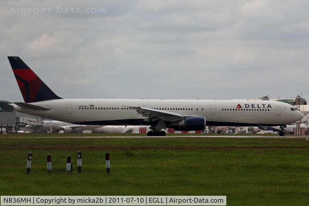 N836MH, 2000 Boeing 767-432/ER C/N 29709, Taxiing