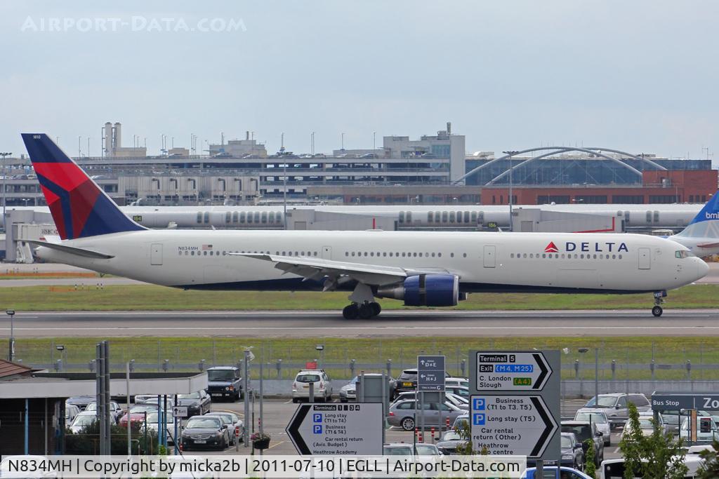 N834MH, 2000 Boeing 767-432/ER C/N 29707, Landing