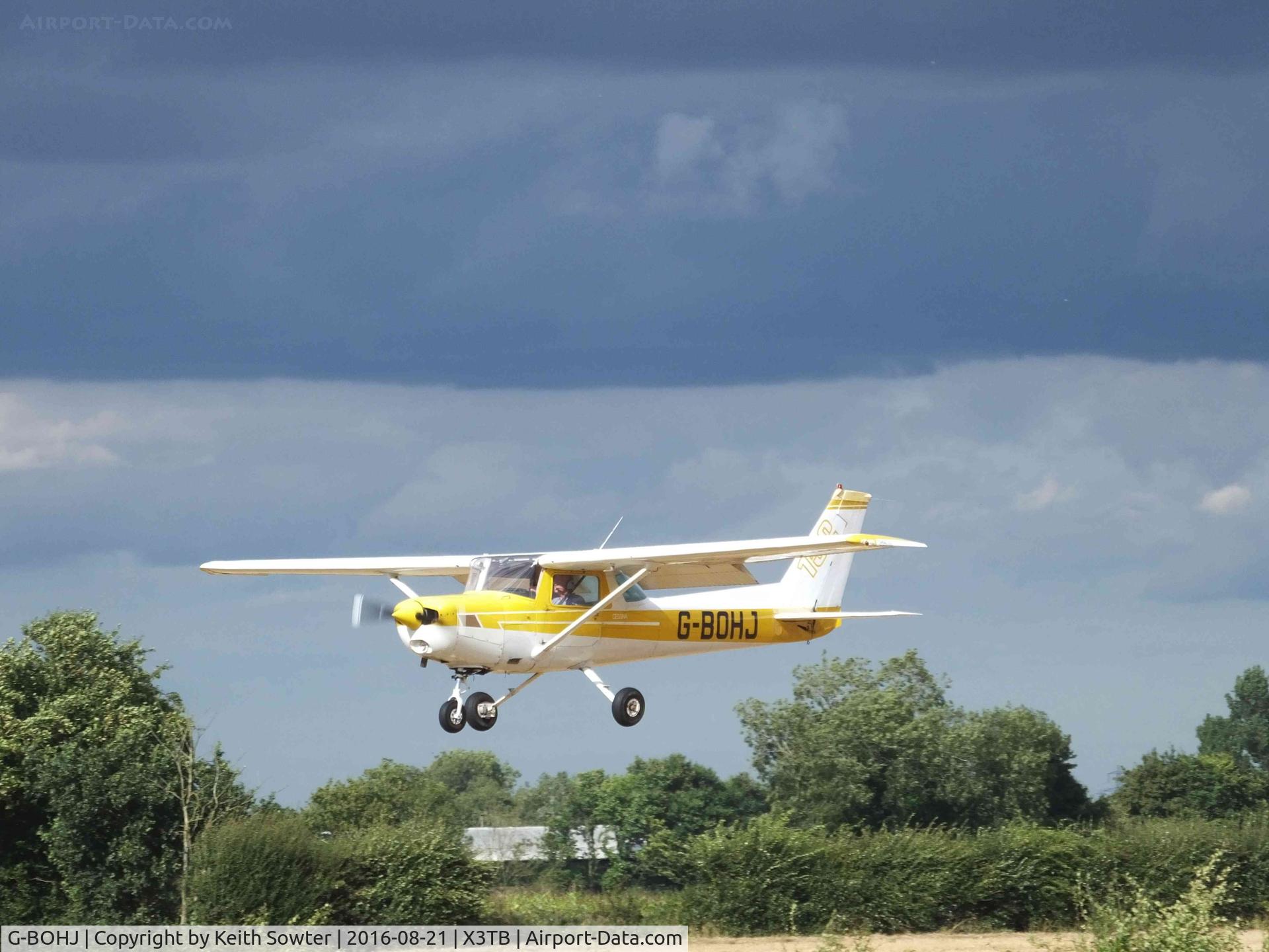 G-BOHJ, 1977 Cessna 152 C/N 152-80558, Landing at Tibenham