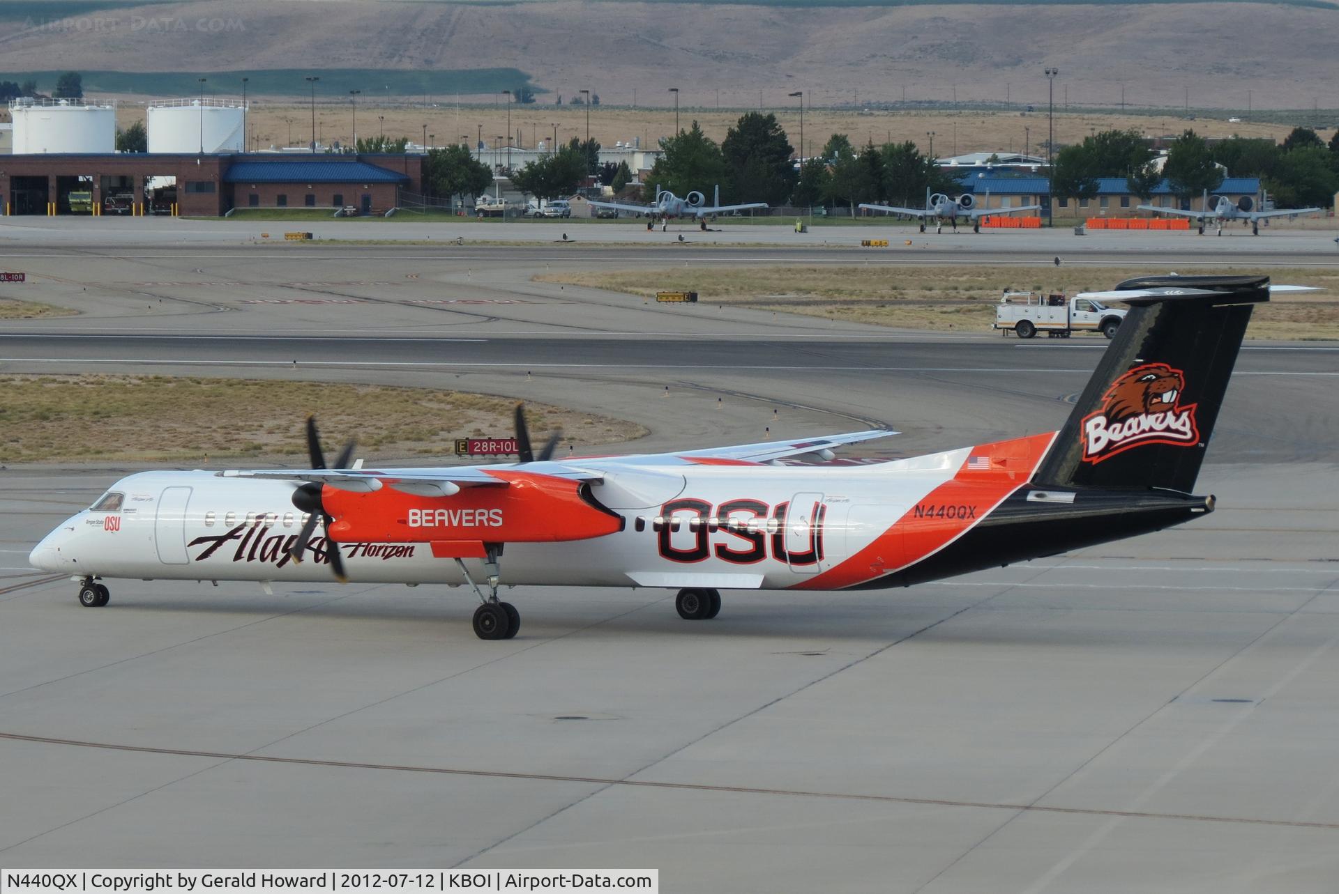 N440QX, 2010 Bombardier DHC-8-402 Dash 8 C/N 4347, Old style Beaver emblem.