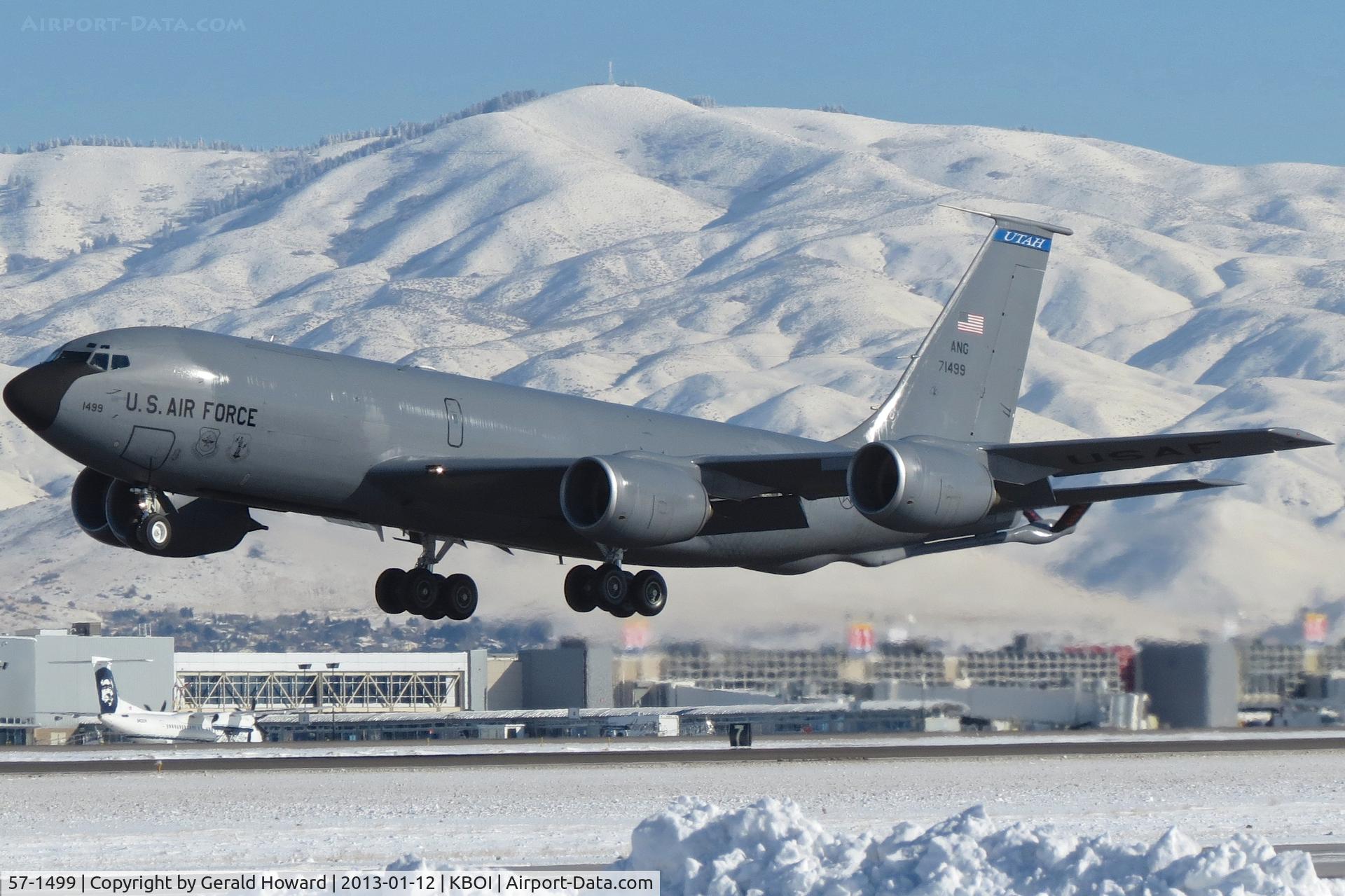57-1499, 1957 Boeing KC-135R Stratotanker C/N 17570, Departing RWY 28L. 151st ARW, Utah ANG.