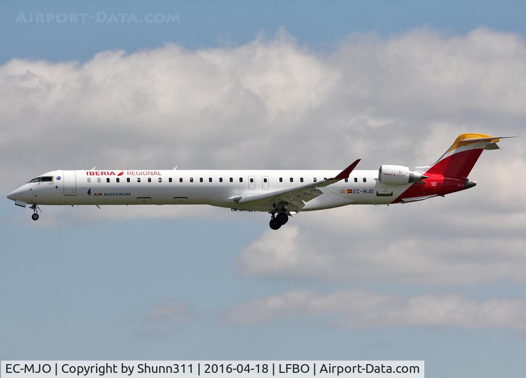 EC-MJO, 2016 Bombardier CRJ-1000 (CL-600-2E25) C/N 19045, Landing rwy 32R