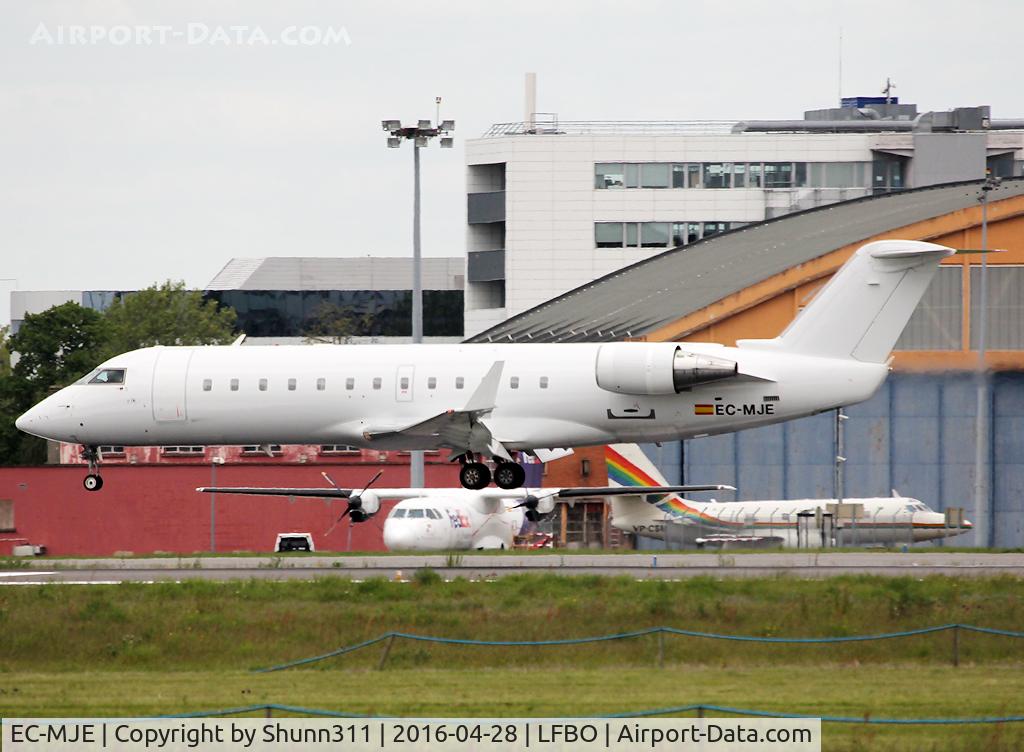 EC-MJE, 2002 Bombardier CRJ-200ER (CL-600-2B19) C/N 7622, Landing rwy 32R in all white c/s without titles