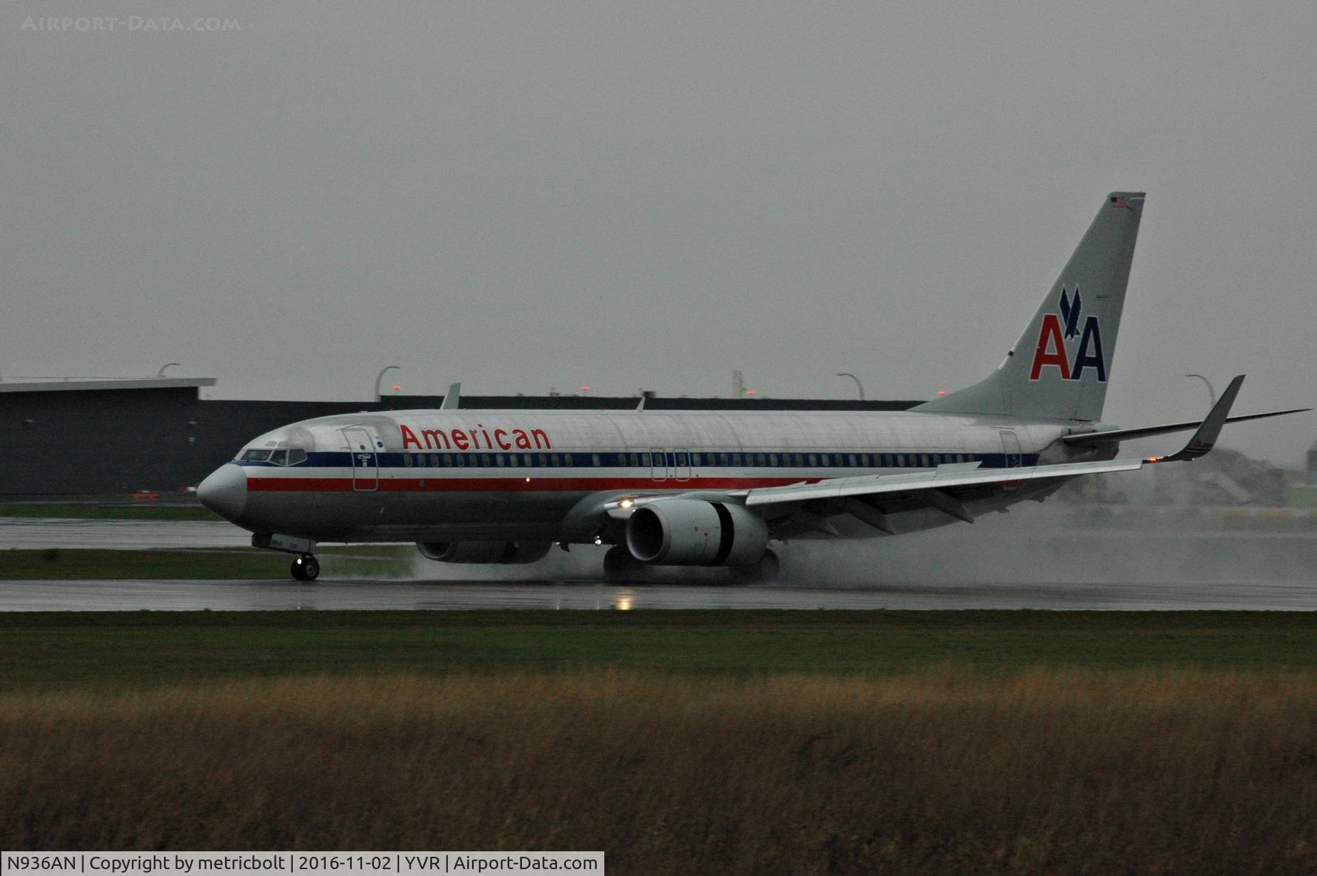 N936AN, 2000 Boeing 737-823 C/N 29532, Rainy day arrival in Vancouver