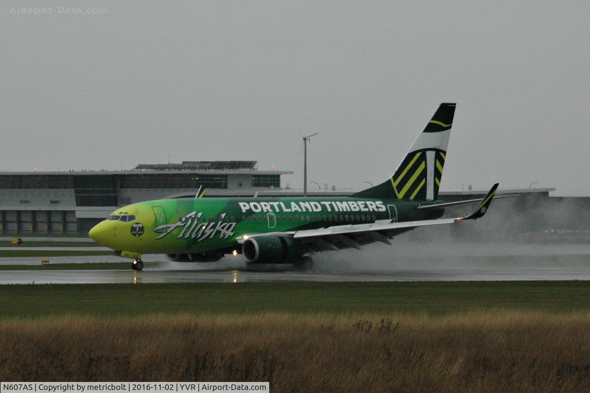 N607AS, 1999 Boeing 737-790 C/N 29751, Rainy day arrival in Vancouver