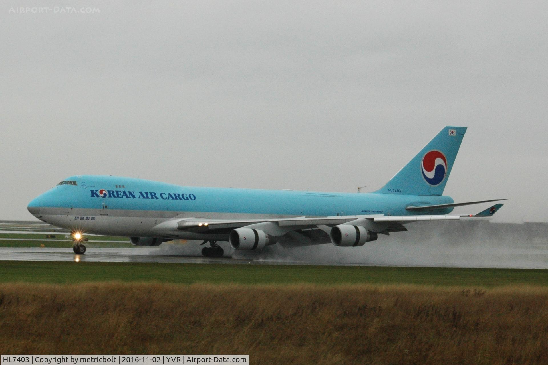 HL7403, 1998 Boeing 747-4B5F/SCD C/N 26408, Rainy day arrival in Vancouver