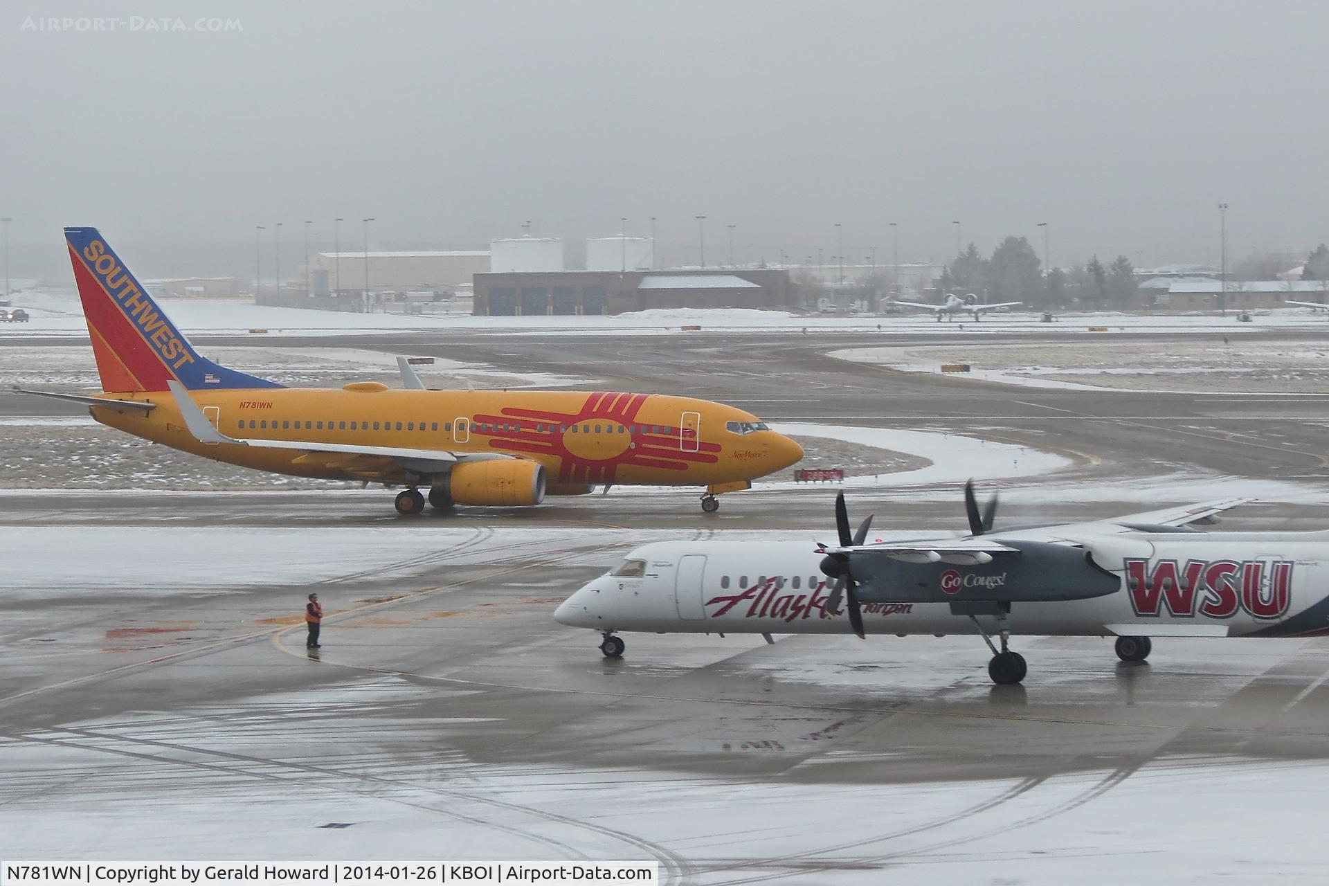 N781WN, 2000 Boeing 737-7H4 C/N 30601, Taxing on Alpha to RWY 10L.