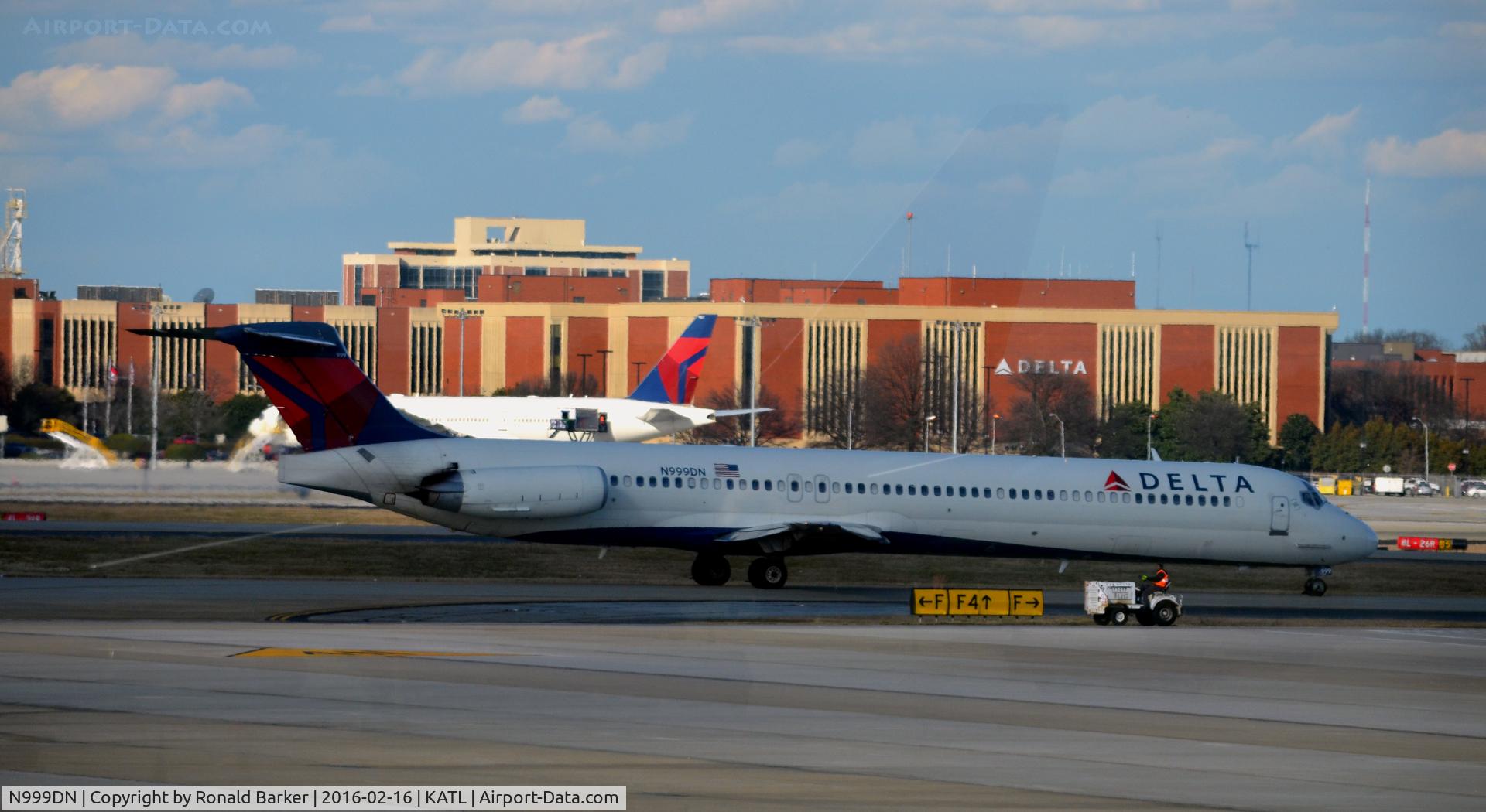 N999DN, 1992 McDonnell Douglas MD-88 C/N 53371, Taxi Atlanta