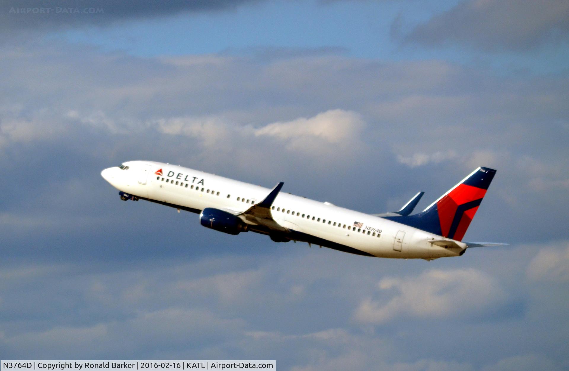 N3764D, 2001 Boeing 737-832 C/N 30818, Takeoff Atlanta