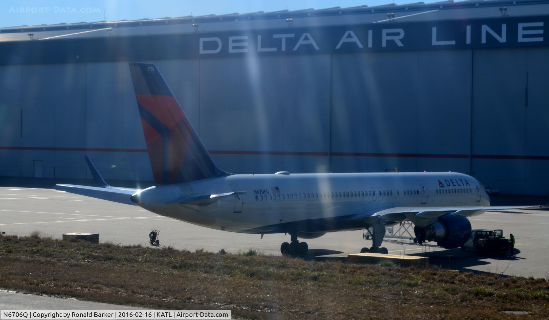 N6706Q, 2000 Boeing 757-232 C/N 30422, On the ramp Atlanta