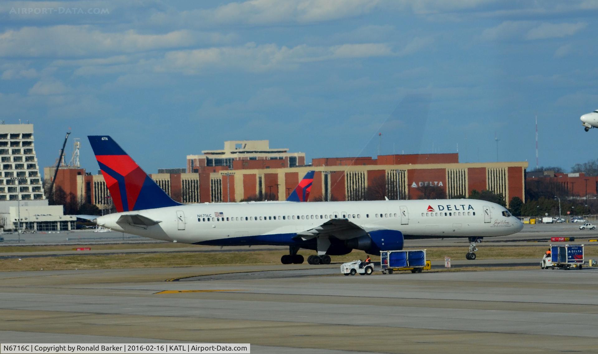 N6716C, 2001 Boeing 757-232 C/N 30838, Taxi Atlanta