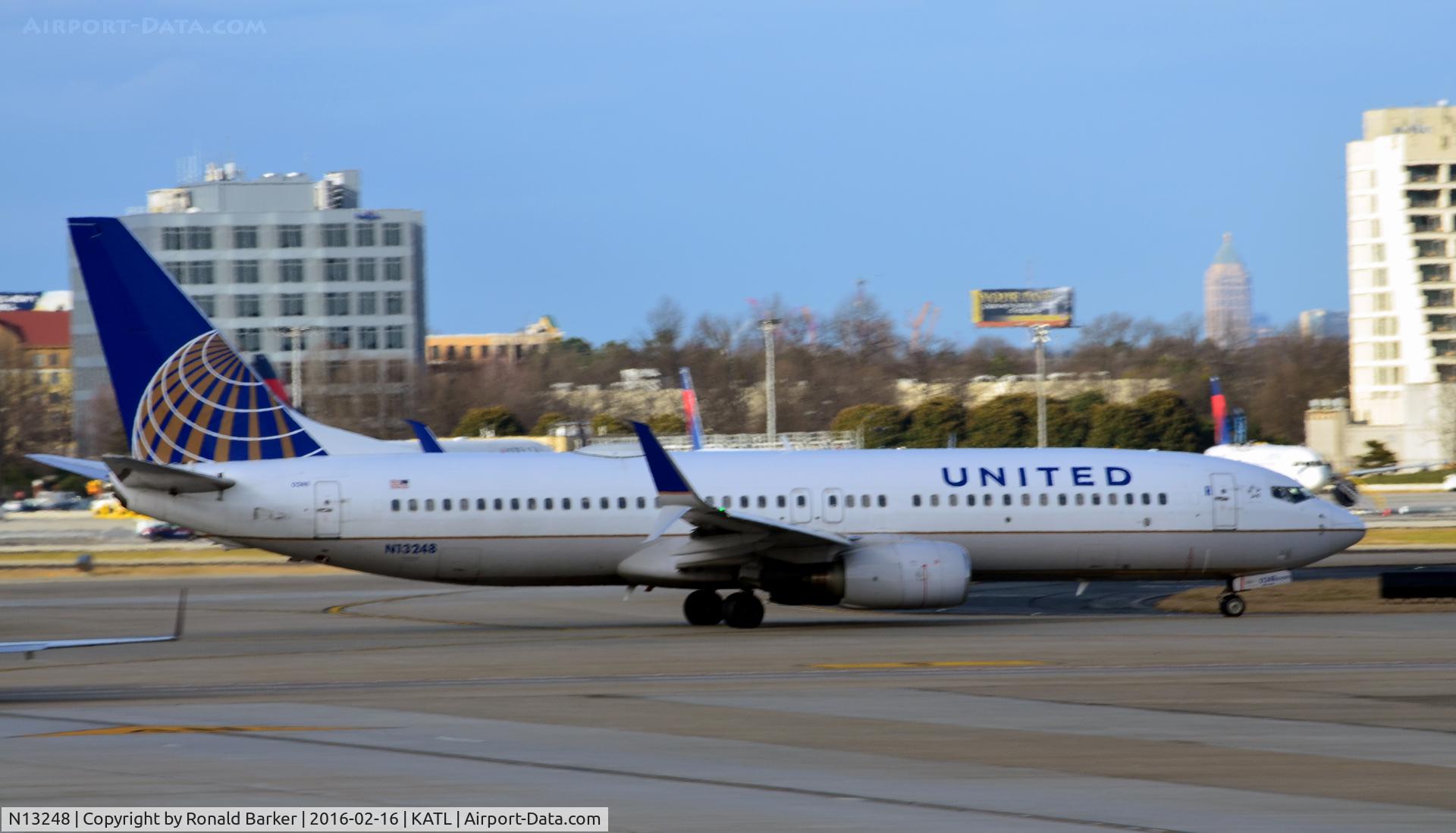 N13248, 1999 Boeing 737-824 C/N 28808, Taxi Atlanta