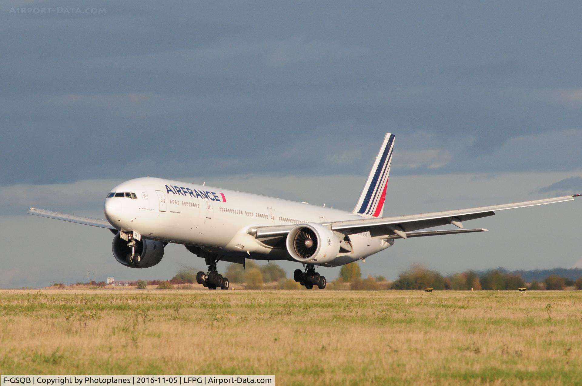 F-GSQB, 2004 Boeing 777-328/ER C/N 32724, CDG landing