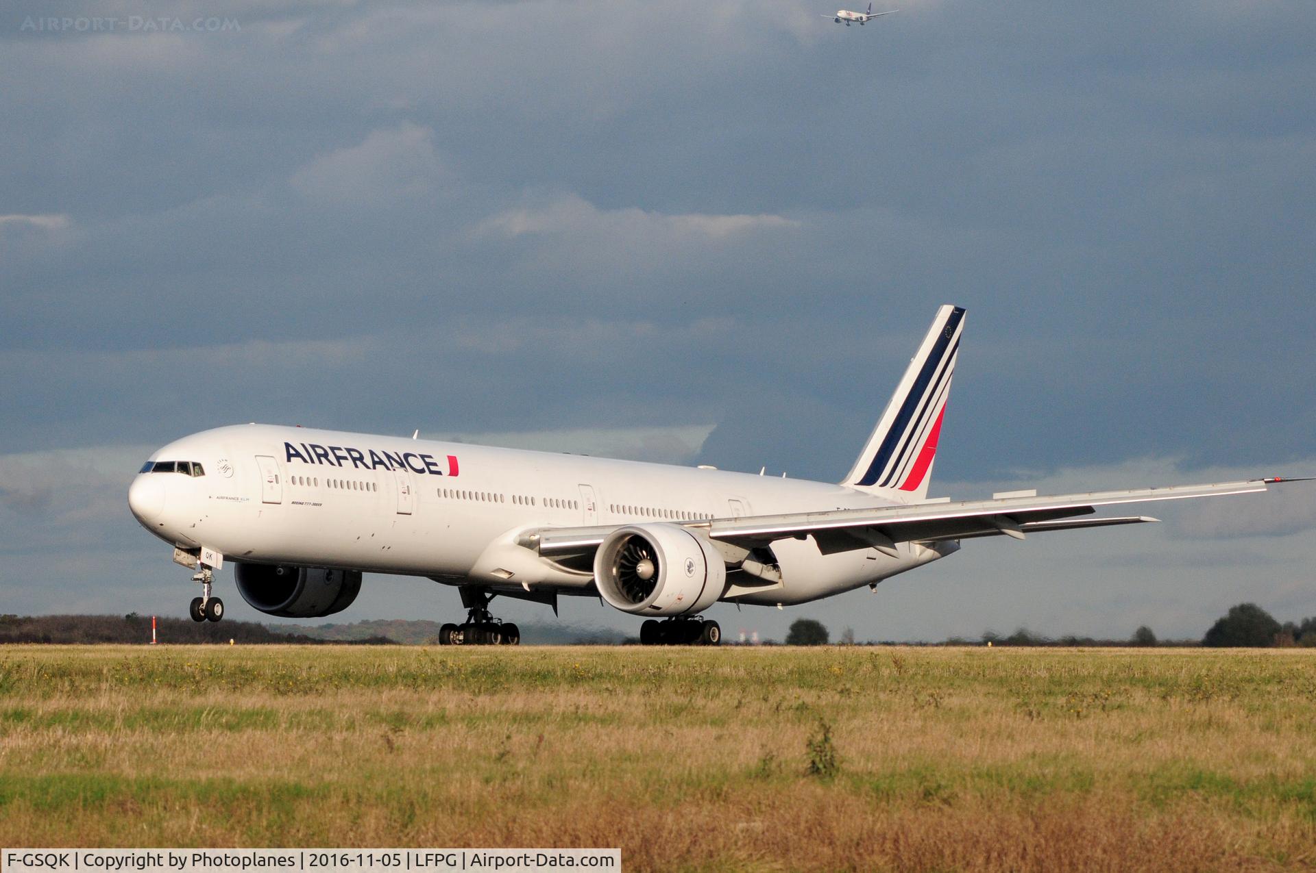 F-GSQK, 2005 Boeing 777-328/ER C/N 32845, CDG landing