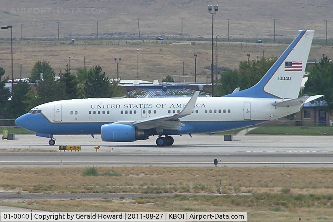 01-0040, 2000 Boeing C-40B (737-7DM BBJ) C/N 29971, 89th AW, Andrews AFB, MD. Taxing on Bravo to RWY 28L.