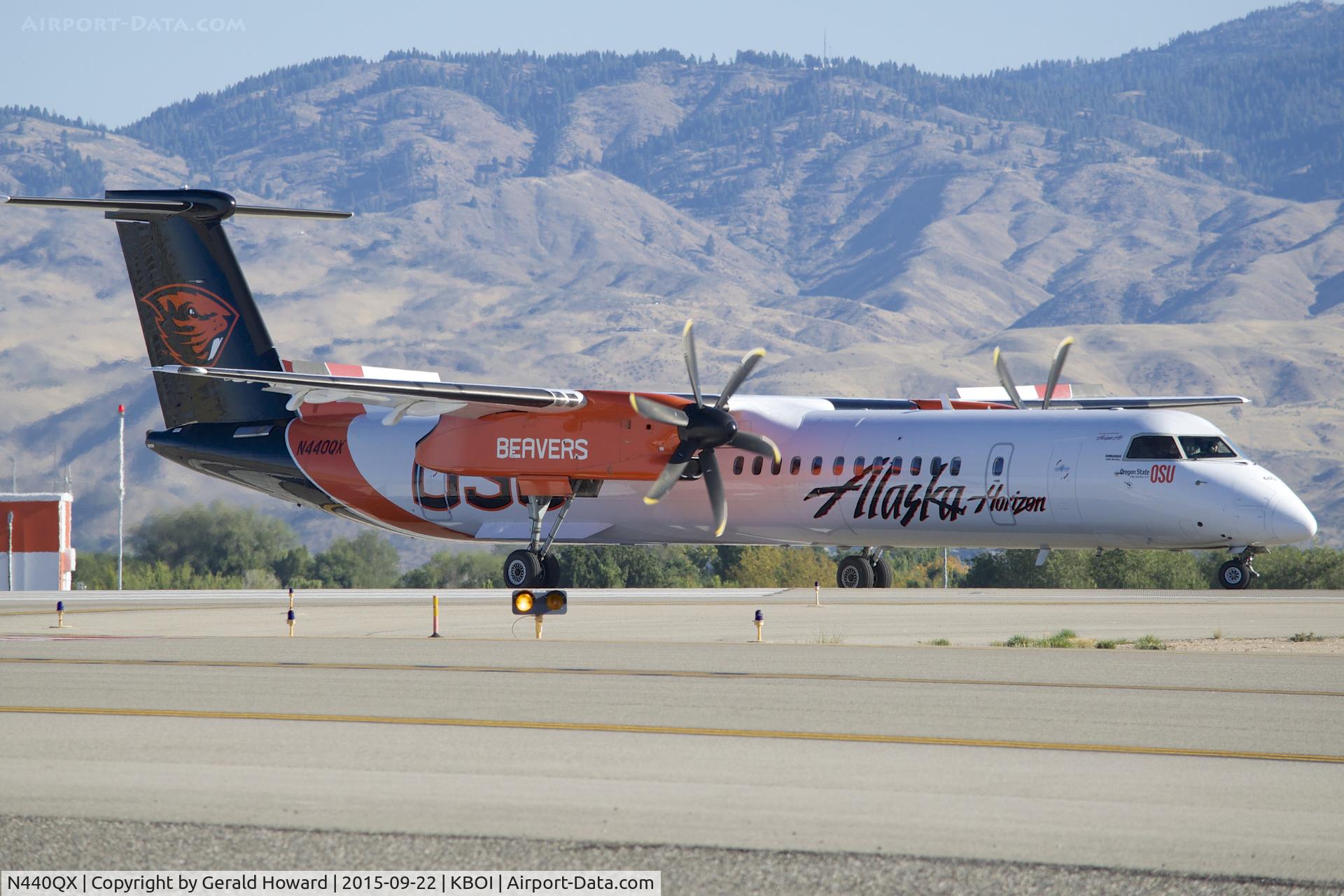 N440QX, 2010 Bombardier DHC-8-402 Dash 8 C/N 4347, Turning onto RWY 10R with new beaver logo.