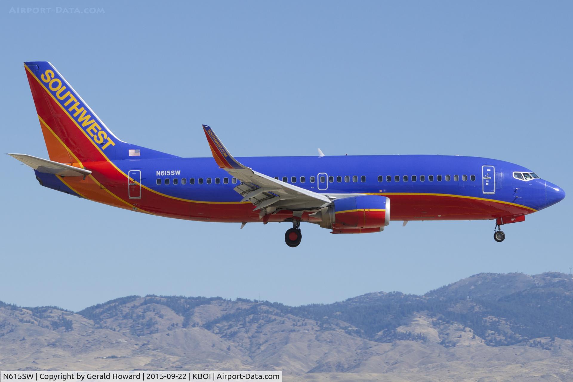 N615SW, 1995 Boeing 737-3H4 C/N 27698, Landing RWY 10L.