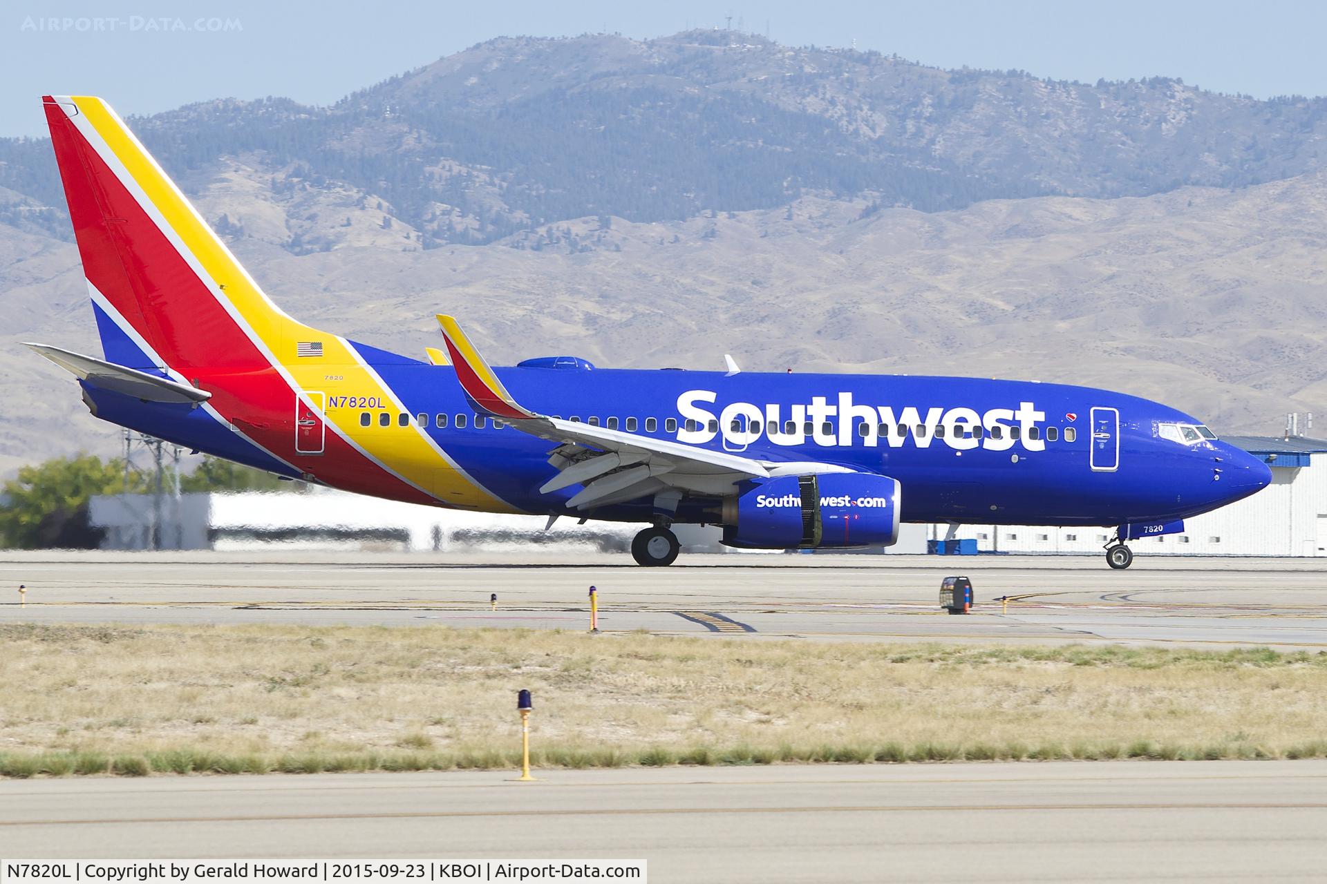 N7820L, 2002 Boeing 737-79P C/N 28253, Landing roll out on RWY 10R.