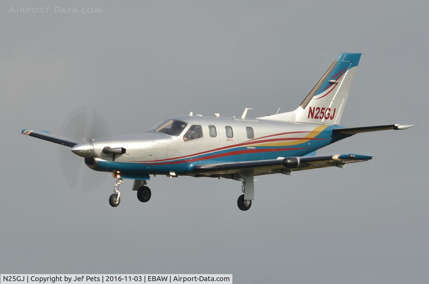 N25GJ, 2010 Socata TBM-700N C/N 547, Landing at Antwerp Airport.