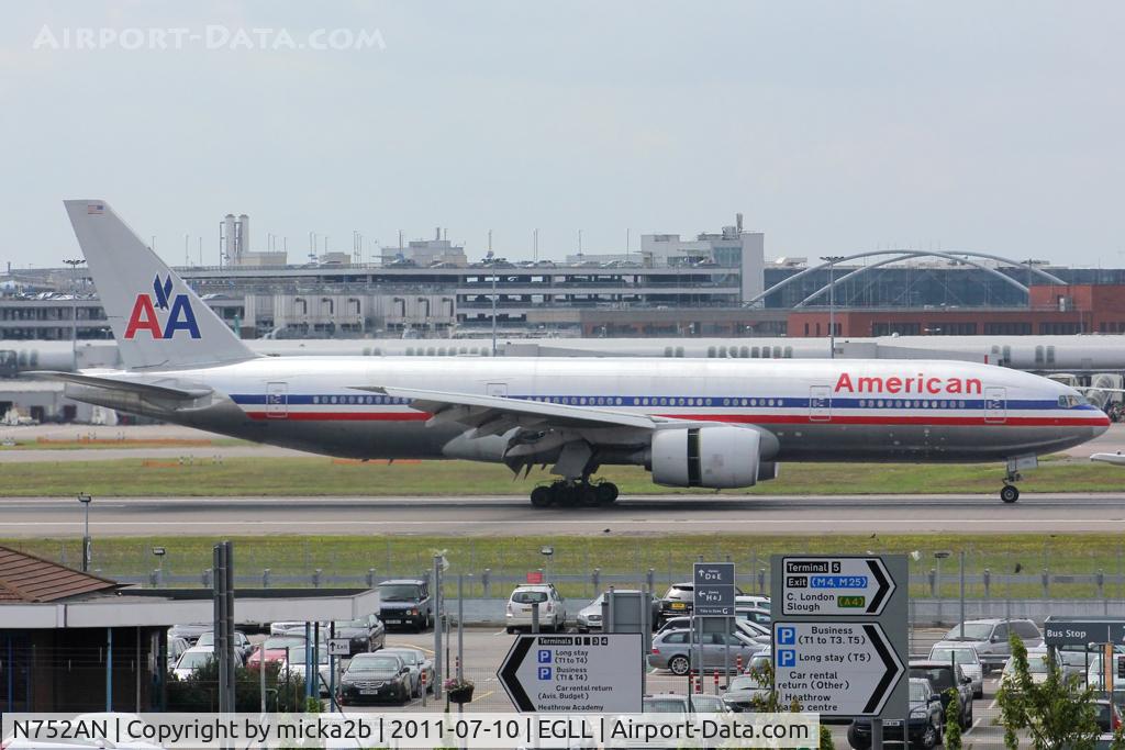 N752AN, 2001 Boeing 777-223 C/N 30260, Taxiing