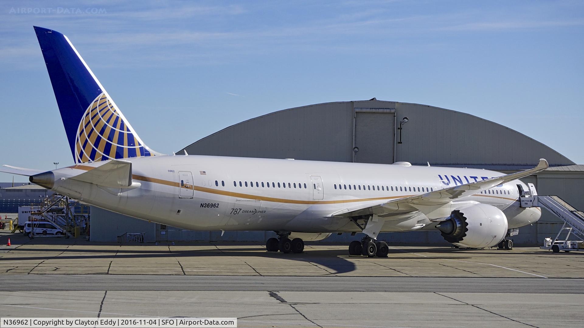 N36962, 2015 Boeing 787-9 Dreamliner C/N 35880, SFO 2016