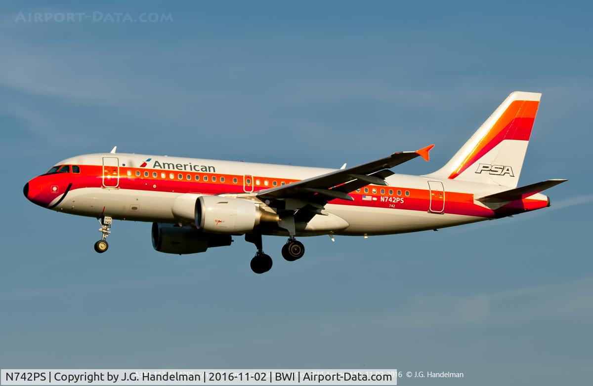 N742PS, 2000 Airbus A319-112 C/N 1275, On final.