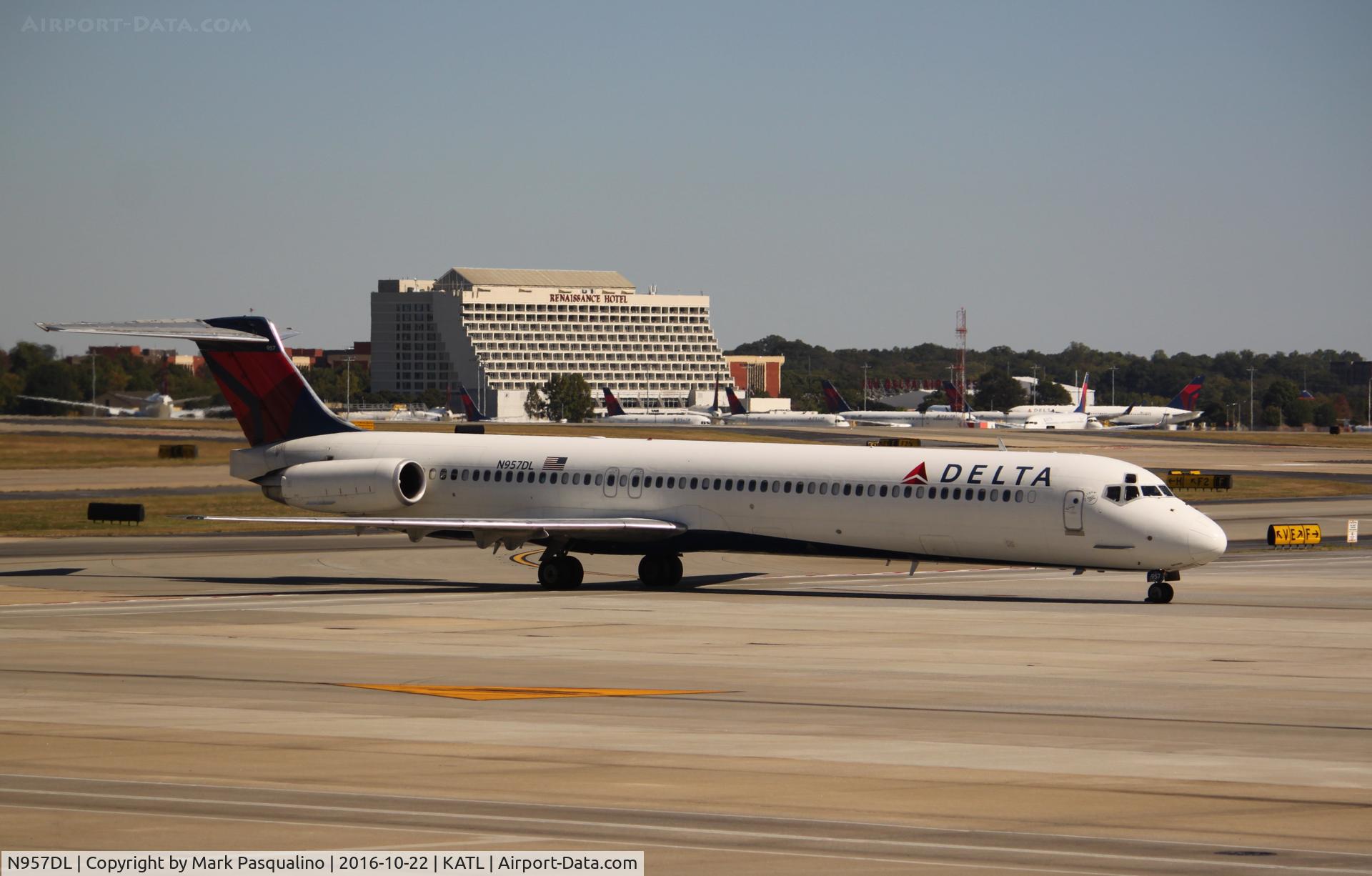 N957DL, 1990 McDonnell Douglas MD-88 C/N 49976, MD-88