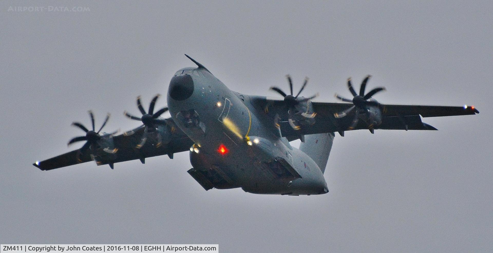 ZM411, 2016 Airbus A400M-180 Atlas C.1 C/N 039, Training at dusk