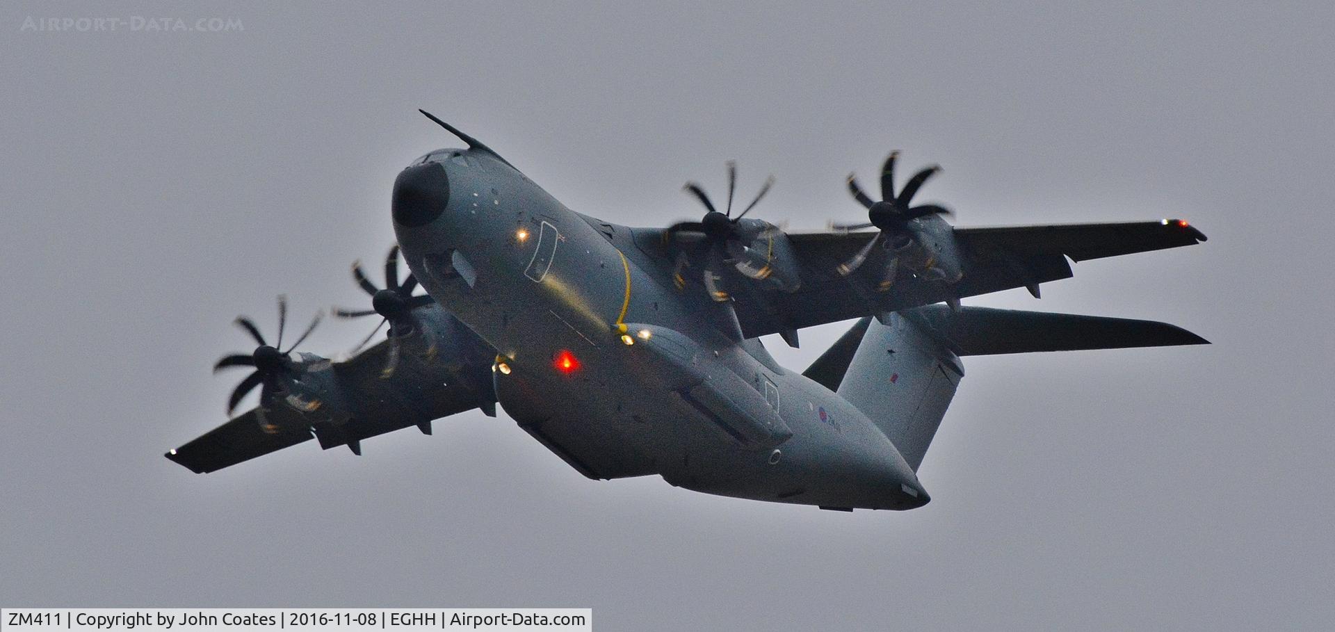ZM411, 2016 Airbus A400M-180 Atlas C.1 C/N 039, Training as the light fails